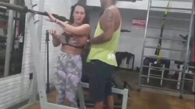 Casal amador transando na academia